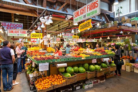 Island market - The Oriental Market is located to the east of the old center of the city, next to Garden City. You can reach it from any point of the city by taxi or by local bus that goes to Ciudad Jardin.